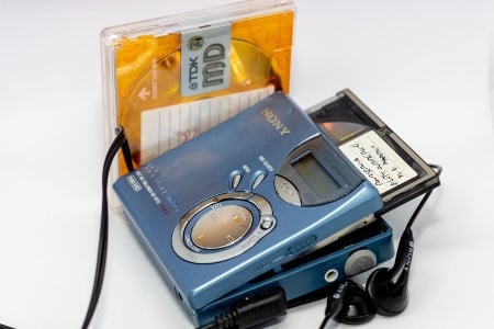 A MiniDisc player and discs