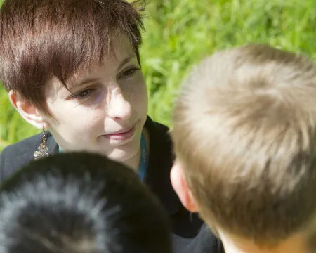 An OPAL Community Scientist from GSC talks to school pupils outdoors